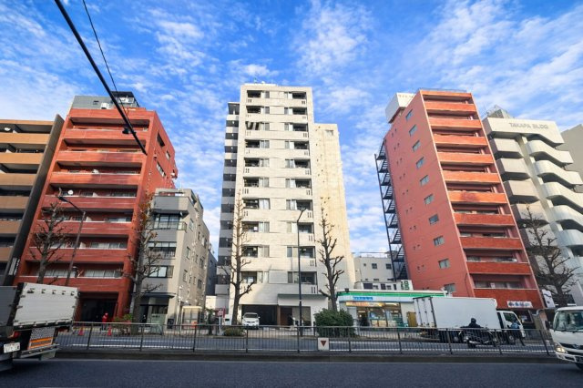 モンテベルデ六義園の外観|周囲の景観と調和する、落ち着きある洗練デザイン。日常の風景にさりげない美しさを添える、ちょうどよい存在感です。