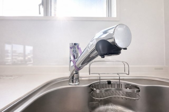 モンテベルデ六義園のキッチン|浄水機能付きの水栓は、安心でおいしい水がすぐ使える便利な設備。ハンドシャワーで使い勝手もよく、毎日の家事が快適になります。使い勝手と衛生面を両立した設計が、毎日の家事に小さな心地よさと楽しさをプラス。