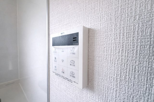 モンテベルデ六義園の発電・温水設備|ワンタッチ操作でお湯張りや追い焚きができるオートバスは、忙しい日々の中でも快適なバスタイムをサポート。湯温の調整や保温も自動で行えるため、いつでもちょうどいい温かさのお風呂が待っています。