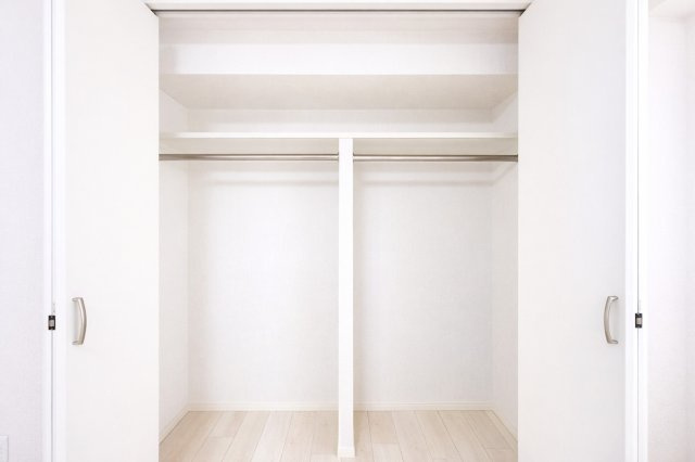 モンテベルデ六義園の収納|収納力抜群のクローゼットが、お部屋をいつもすっきりと整えてくれます。見た目も美しく、生活感を上手に隠しながら、快適で居心地の良い空間を実現。日々の暮らしをもっと豊かに彩ります。