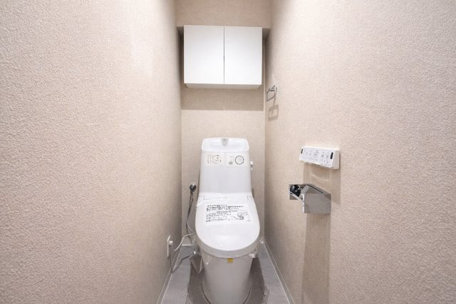 モンテベルデ六義園のトイレ|最新設備を備えたトイレは、快適性とスタイリッシュさを兼ね備えた空間。清潔感のある美しい内装とすっきりとしたデザインが、暮らしに心地よさをプラス。清潔・快適・美しさが調和した、上質なトイレ空間です。