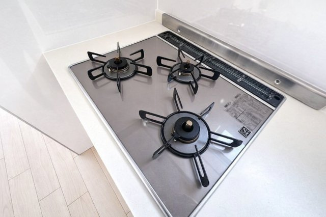 モンテベルデ六義園のキッチン|3口ガスコンロで、同時調理もスムーズに。忙しい毎日にうれしい機能です。ガラストップコンロはスタイリッシュなデザインで、掃除が簡単、汚れがつきにくいなどのメリットがあります。