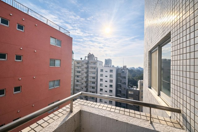 モンテベルデ六義園の展望|空と街の景色が広がる窓辺は、暮らしの舞台を美しく彩ります。窓を開けるたびに心がほどけ、穏やかな風と光に包まれる、ゆったりとした時間が流れています。日々の喧騒から離れ、自然と調和する心地よい住まいです。