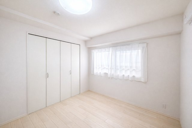 モンテベルデ六義園の洋室|明るさと落ち着きを兼ね備えた洋室。大きな窓から差し込む自然光が、心をやさしく満たしてくれる穏やかなプライベート空間です。