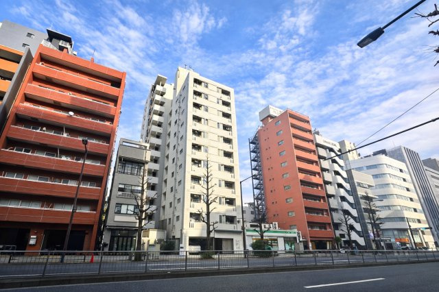 モンテベルデ六義園の外観|控えめながらも洗練されたフォルムが、街並みに自然と溶け込みます。ほどよい高さと落ち着きのある佇まいが、住まう人に安心感と静かな誇りをもたらします。