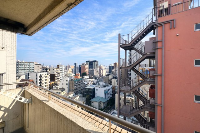 モンテベルデ六義園の展望|外の景色が、ただの風景ではなく“暮らしの一部”になる住まい。窓の向こうに広がる空や街並みが、毎日に彩りと深呼吸をくれる、そんな豊かさがここにはあります。に