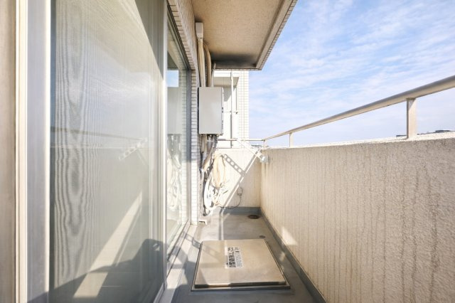 モンテベルデ六義園のバルコニー|やわらかな風がそっと頬をなで、空の広がりが日常を包み込むバルコニー。朝の光に目を細めたり、夕暮れの空にひと息ついたり──心がほどけるひとときが、ここにはあります。