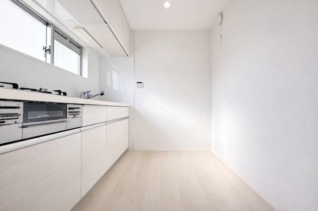 モンテベルデ六義園のキッチン|清潔感あふれるキッチンは、料理だけでなく片付けもスムーズに進みます。使いやすい収納や動線設計で、毎日の家事を少しラクに、そして楽しくしてくれる大切な場所です。
