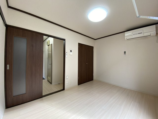 エクセルハイムAの洋室|アクセントクロスが特徴的です