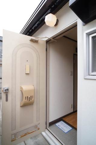 エクセルハイムAのその他共用部分|外灯の付いた玄関スペース♪