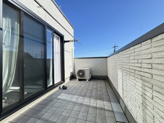 【積水ハウス施工】太陽光パネル×駐車場6台分×全部屋物置　築浅のオシャレな深谷市の中古住宅のバルコニー