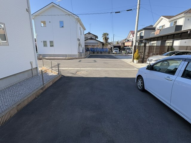 【積水ハウス施工】太陽光パネル×駐車場6台分×全部屋物置　築浅のオシャレな深谷市の中古住宅の前面道路含む現地写真