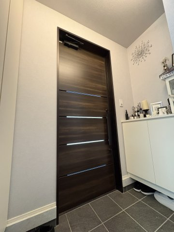 【積水ハウス施工】太陽光パネル×駐車場6台分×全部屋物置　築浅のオシャレな深谷市の中古住宅の玄関