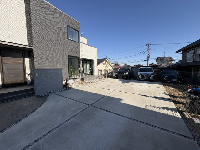 【積水ハウス施工】太陽光パネル×駐車場6台分×全部屋物置　築浅のオシャレな深谷市の中古住宅の駐車場