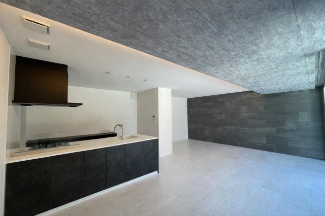 【積水ハウス施工】太陽光パネル×駐車場6台分×全部屋物置　築浅のオシャレな深谷市の中古住宅の居間・リビング