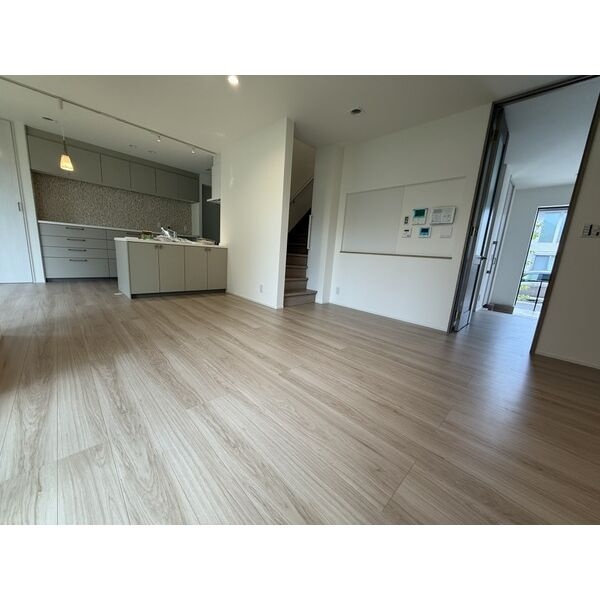 涼風町戸建の居間・リビング