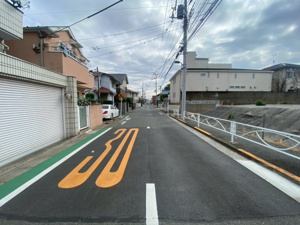 【前面道路含む現地写真】
