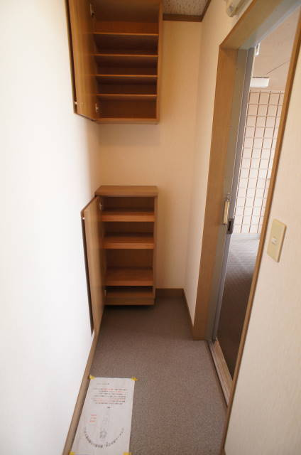 ガーデンヒルズ国分寺台Ｂ棟の玄関|下駄箱のある玄関です