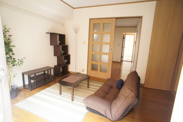 ガーデンヒルズ国分寺台Ｂ棟の洋室|洋室には広めの収納がありますよ