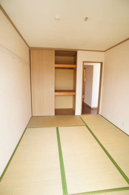 ガーデンヒルズ国分寺台Ｂ棟の和室|和室にも収納有りますよ