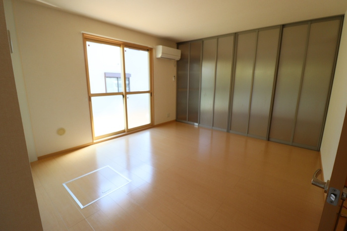 リヴェール東山の居間・リビング|リビング全景（エアコン付）