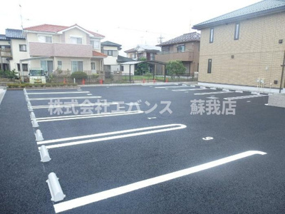 【駐車場】 | グランドゥールA | 駐車場があるので、車を買う予定の方も安心です