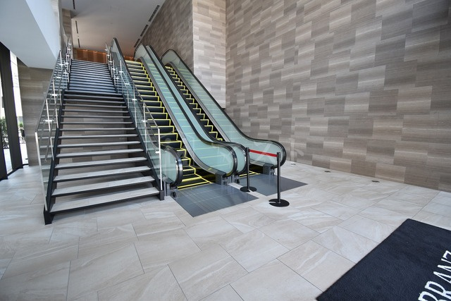 大阪市中央区南本町４丁目の賃貸マンションのエントランス