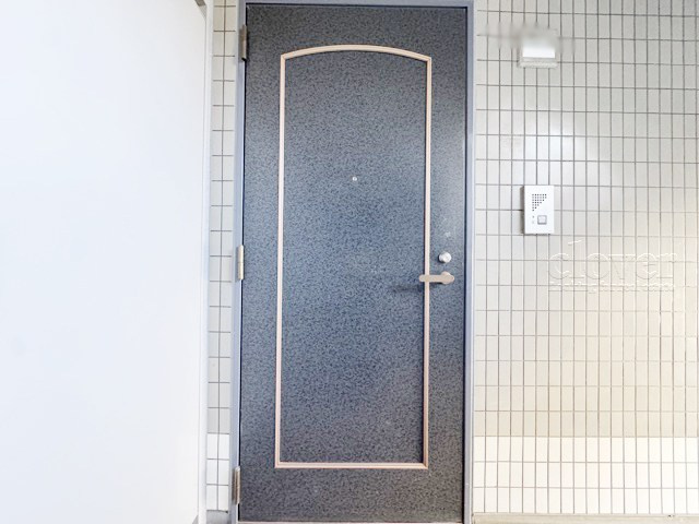 【その他共用部分】 | ディアハイム浅草 | 皆様をお迎えする、お部屋の玄関ドア。開けやすさや開放角度、ドアノブの操作しやすさや鍵の形状などを、現地で一度ご確認ください。～即日のご見学可能～　お問合せはお気軽にどうぞ。