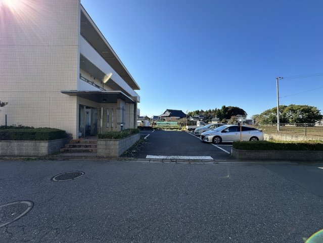 ウエストアールの駐車場