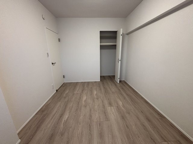 【洋室】 | グラン・ドムール周船寺 | 5.2帖の洋室。玄関側のお部屋は出窓になっているので部屋の空間が広く感じられます