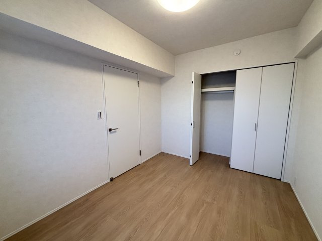 【洋室】 | グラン・ドムール周船寺 | 各部屋にはクローゼットを完備しています！収納が多いお家はすっきりして快適空間です