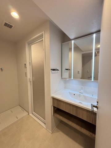 【独立洗面台】 | グラン・ドムール周船寺 | バスルームの扉横に洗濯機置き場があるので脱いだものを直接入れられますね