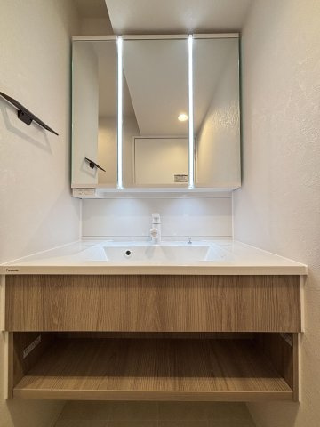 【独立洗面台】 | グラン・ドムール周船寺 | 三面鏡裏収納付きの洗面台で、散らかりがちな洗面回りもすっきりと片付きます