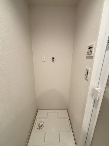 【ランドリースペース】 | グラン・ドムール周船寺 | 洗濯機置き場の上部のスペースには洗剤等を置く棚の設置がおすすめです