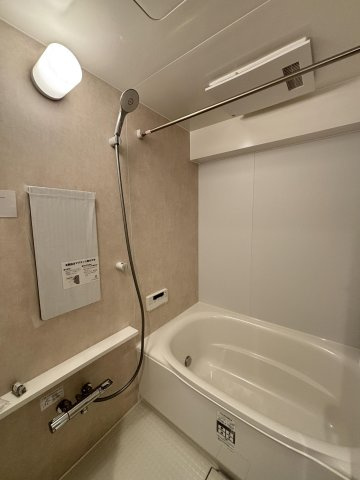 【浴室】 | グラン・ドムール周船寺 | 雨の日でも洗濯に困らない浴室乾燥機、いつでも暖かいお風呂に入れる追い焚き機能付きのバスルーム