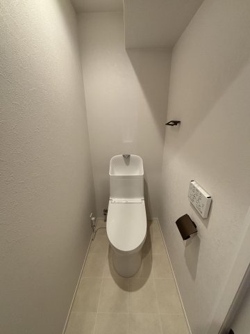 【トイレ】 | グラン・ドムール周船寺 | 冬は便座も温水も温かく快適なシャワー付トイレ。上部には収納を設置◎