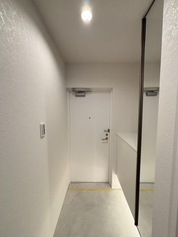 【玄関】 | グラン・ドムール周船寺 | 大きな鏡を張ったシューズボックスには、玄関を広く見せる効果もあります