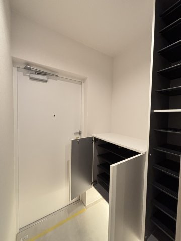 【玄関】 | グラン・ドムール周船寺 | 収納力に優れた玄関でいつでも片付いた状態でお客様を迎えられます