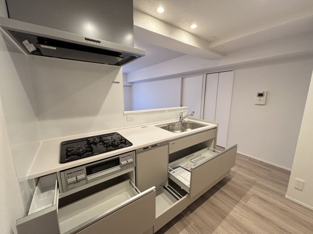 【キッチン】 | グラン・ドムール周船寺 | お料理をしながら会話を楽しめるカウンターキッチンです。引出収納充実しています