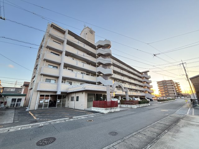 【外観】 | グラン・ドムール周船寺 | 周船寺駅から徒歩14分。近くの月極駐車場に空きがあるので車をお持ちの方でも安心です