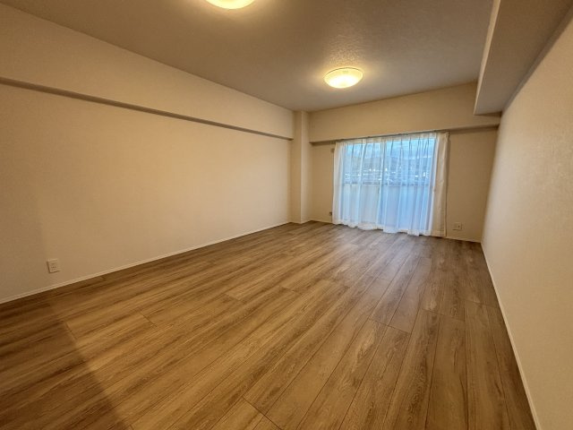 【居間・リビング】 | グラン・ドムール周船寺 | 大きな窓のあるLDKは明るさたっぷり。食事のときも、くつろぎの時間も楽しい家族の時間をすごせそうです