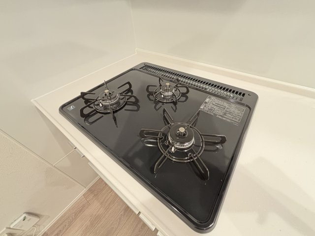 【キッチン】 | グラン・ドムール周船寺 | 3口コンロ+グリルで効率的にお料理が進められます