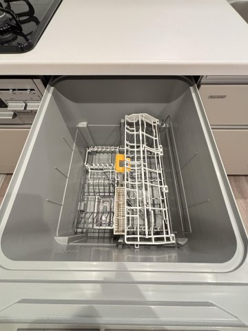 【キッチン】 | グラン・ドムール周船寺 | 食器洗浄機が後片付けをサポート！食事後の家族のくつろぎタイムをゆっくりもてます