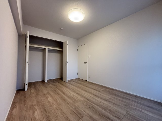 【洋室】 | グラン・ドムール周船寺 | 5.9帖の広々とした洋室は収納スペースがたっぷり！どんなお洒落さんでも安心の大容量収納が自慢です