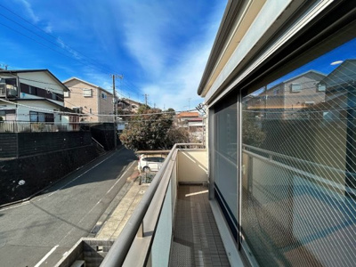 【バルコニー】 | ◆◇旭区上白根1丁目中古戸建◇◆ | ◆気持ちのいい空が見渡せる広いバルコニー。爽やかな風を感じて、心躍る素敵な暮らしがはじまります。通風・採光にも優れ、心地よい光と風があふれています。