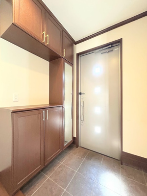 【玄関】 | ◆◇旭区上白根1丁目中古戸建◇◆ | ◆光の渦が溢れた明るい玄関ホール。「おかえり」と「ただいま」が交差するお家の顔とも言える場所は爽やかで心地良い空間となっています。すっきり片付いた玄関で来客時にも自信が持てそう。