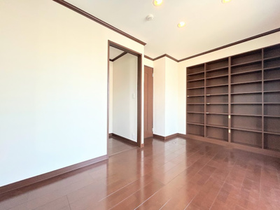 【洋室】 | ◆◇旭区上白根1丁目中古戸建◇◆ | ◆柔らかい陽光が差し込む明るいお部屋を演出する設計。彩光の取れる窓が気持ちの良いお部屋を創り上げます。