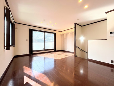 【居間・リビング】 | ◆◇旭区上白根1丁目中古戸建◇◆ | ◆柔らかな色合いのフローリングと清潔感のあふれる白のクロスが明るい空間を創り出しているリビングダイニング。家族の集まる憩いの場にふさわしいです。