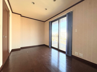 【洋室】 | ◆◇旭区上白根1丁目中古戸建◇◆ | ◆室内はいつも明るい印象なので気持ちの良い朝を迎えられます。各部屋にはクローゼットを完備しており、収納が多いお家はすっきりして快適空間です。