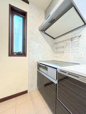 【キッチン】 | ◆◇旭区上白根1丁目中古戸建◇◆ | ◆デザイン性と機能性を兼ね備えたキッチンです。リビングスペースとの一体感が生まれ、広々空間を演出してくれます。